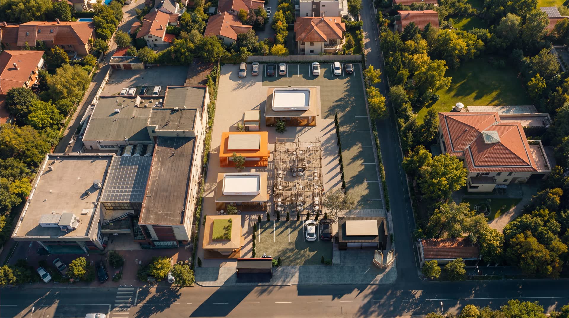 Vedere aeriană, ziua, a unui complex cu chioșcuri modulare